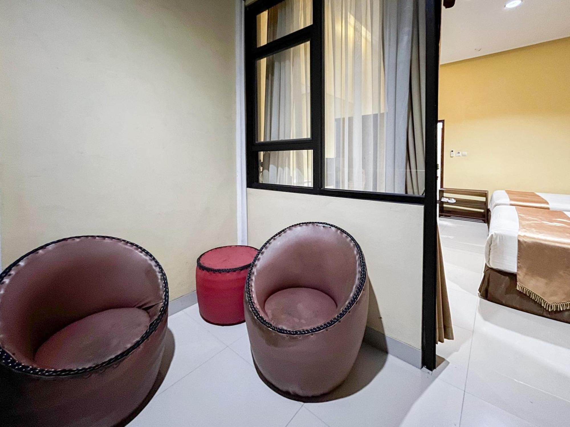 Kartika Hotel Syariah Pacitan Mitra Reddoorz Exterior photo