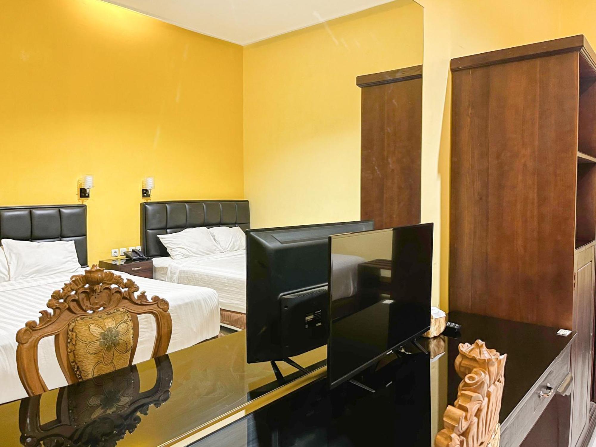 Kartika Hotel Syariah Pacitan Mitra Reddoorz Exterior photo