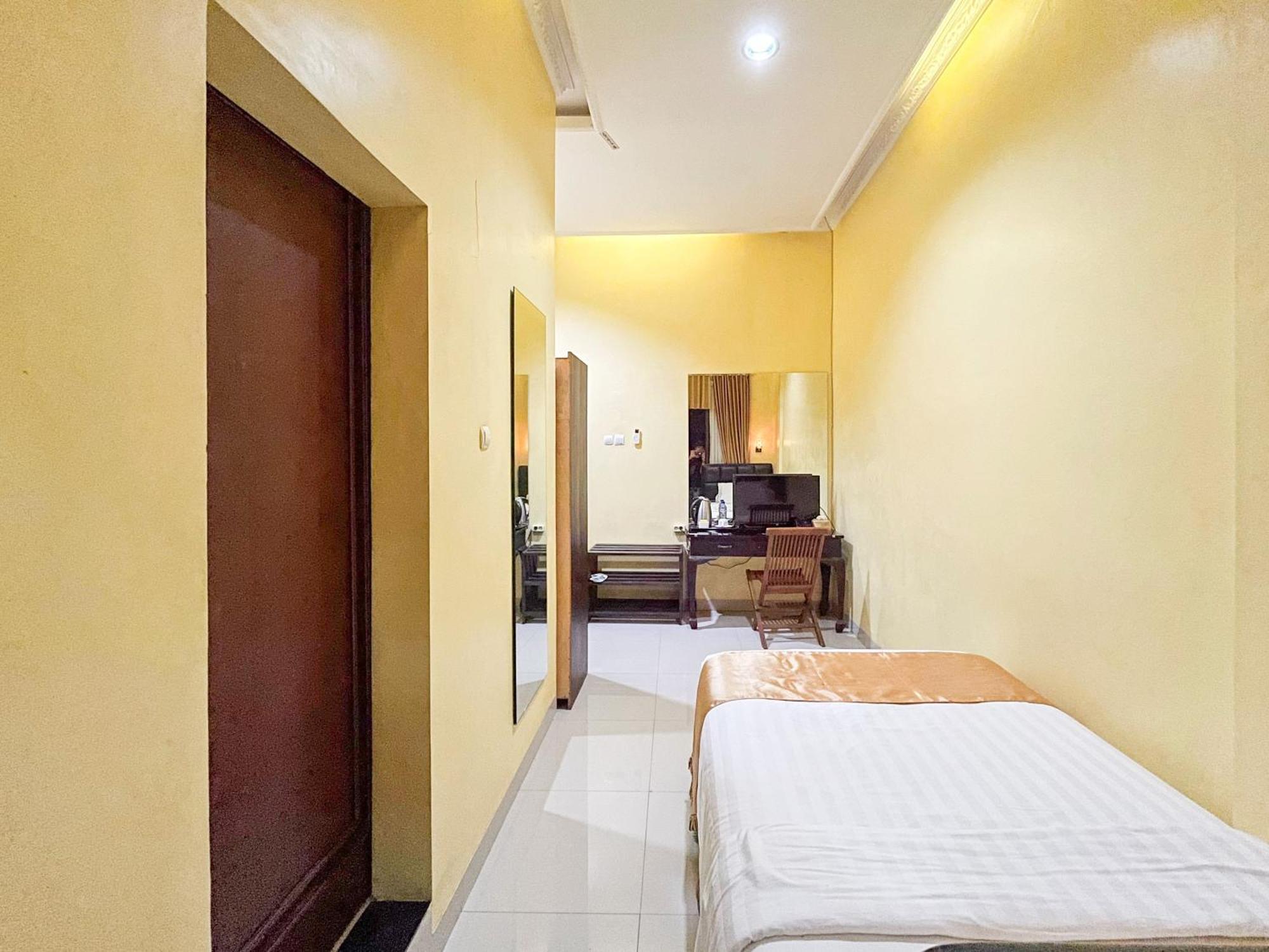 Kartika Hotel Syariah Pacitan Mitra Reddoorz Exterior photo