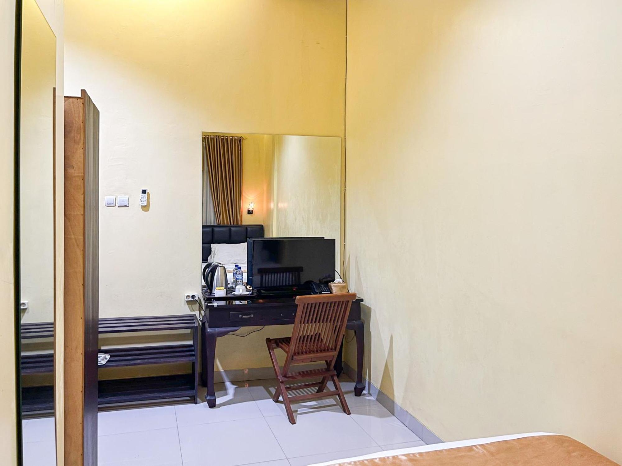 Kartika Hotel Syariah Pacitan Mitra Reddoorz Exterior photo