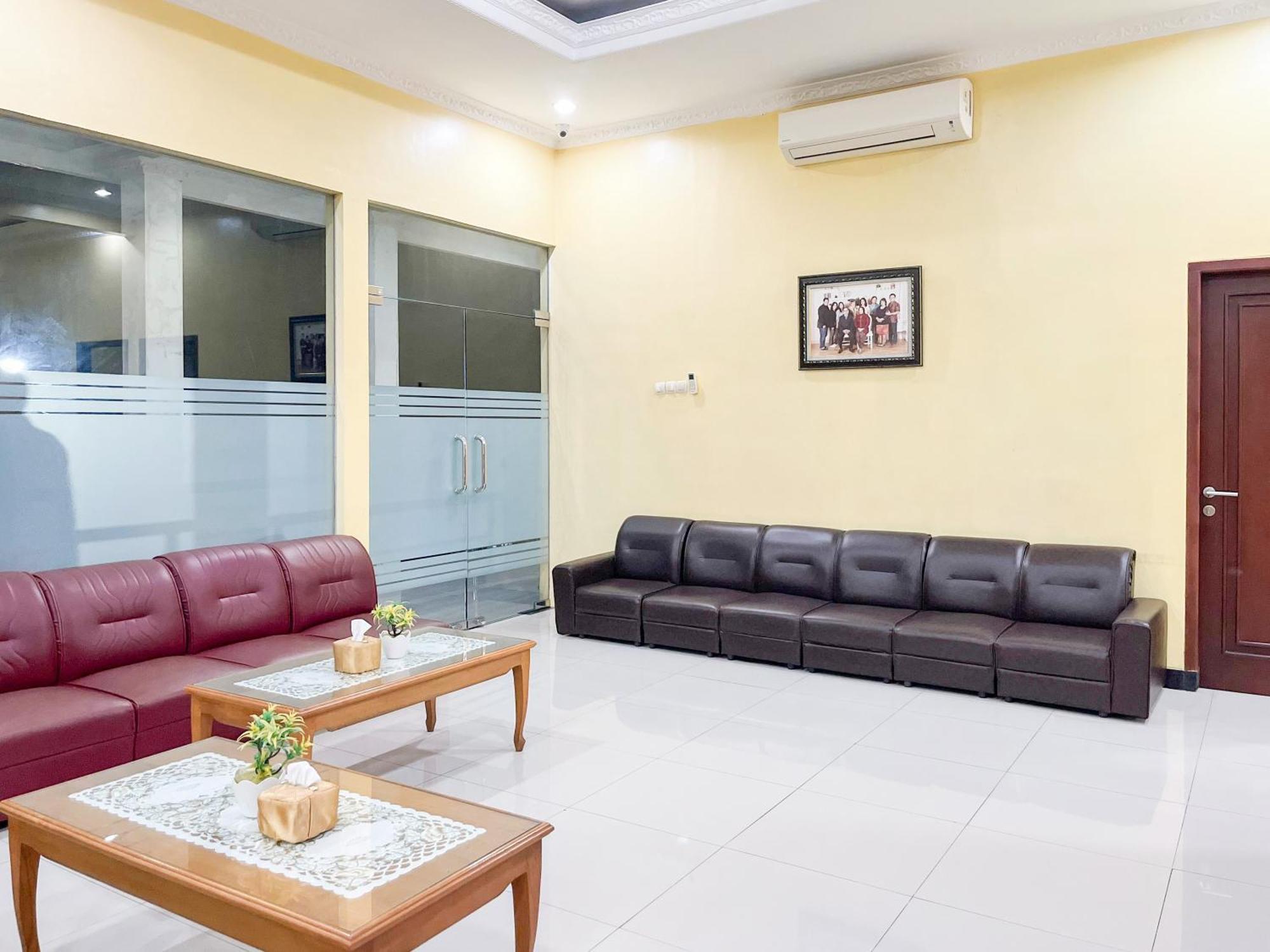 Kartika Hotel Syariah Pacitan Mitra Reddoorz Exterior photo