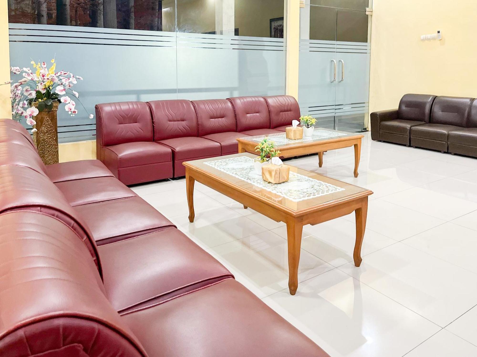 Kartika Hotel Syariah Pacitan Mitra Reddoorz Exterior photo