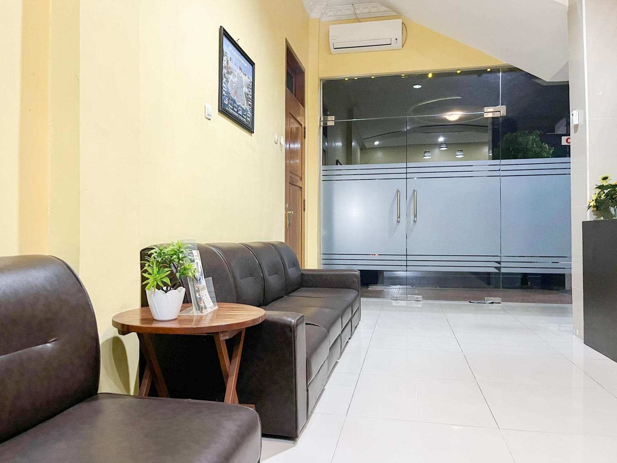 Kartika Hotel Syariah Pacitan Mitra Reddoorz Exterior photo