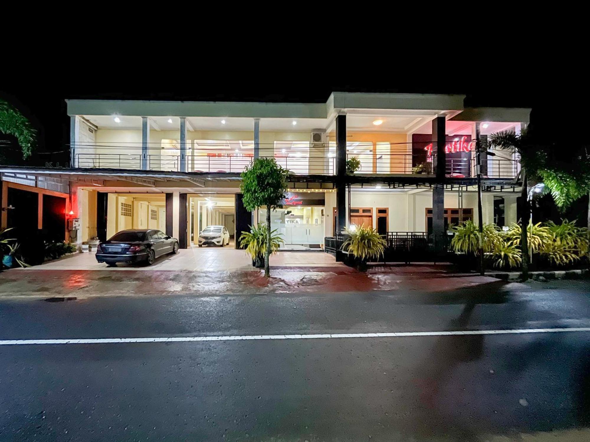 Kartika Hotel Syariah Pacitan Mitra Reddoorz Exterior photo